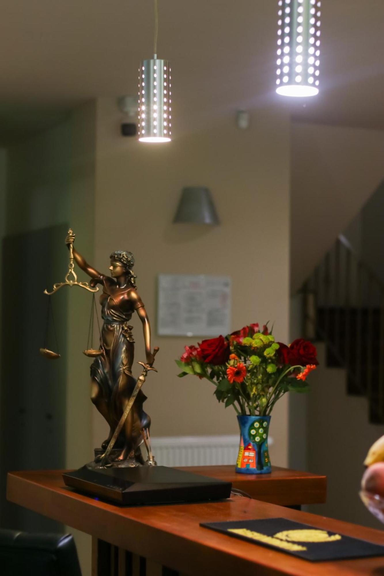 فيلا أوبوس سِنايا المظهر الخارجي الصورة Lady Justice statue at the entrance of the court