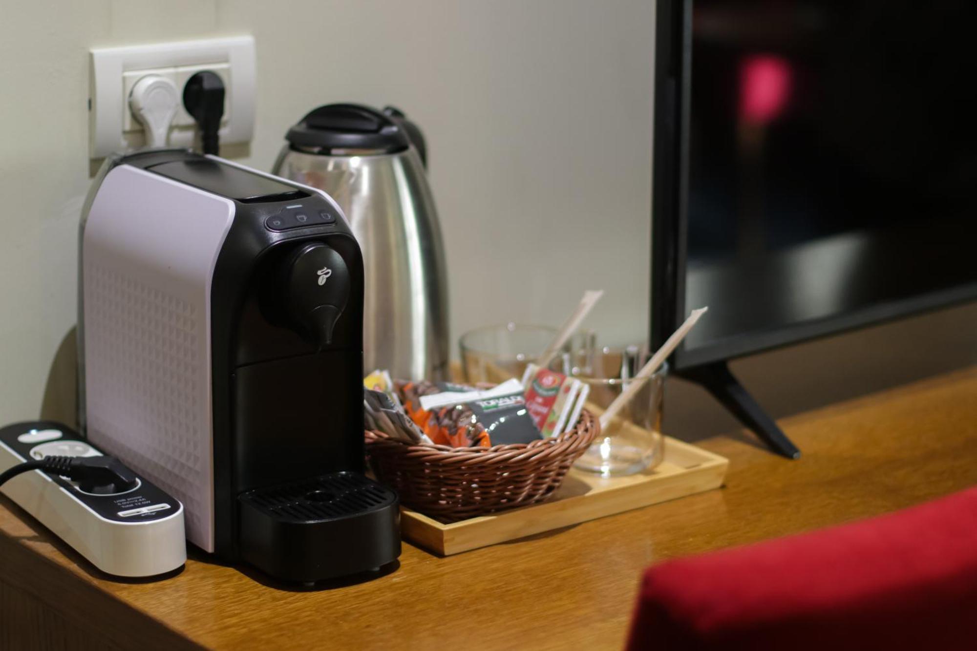 فيلا أوبوس سِنايا المظهر الخارجي الصورة A Nespresso coffee machine in a hotel room