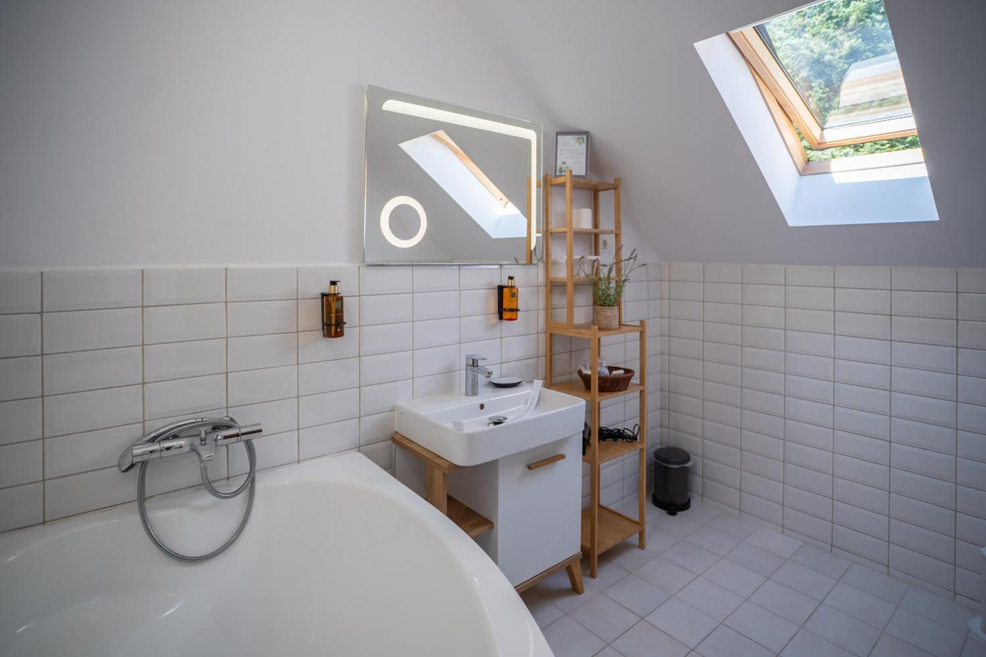 فيلا أوبوس سِنايا المظهر الخارجي الصورة Bathroom with a skylight