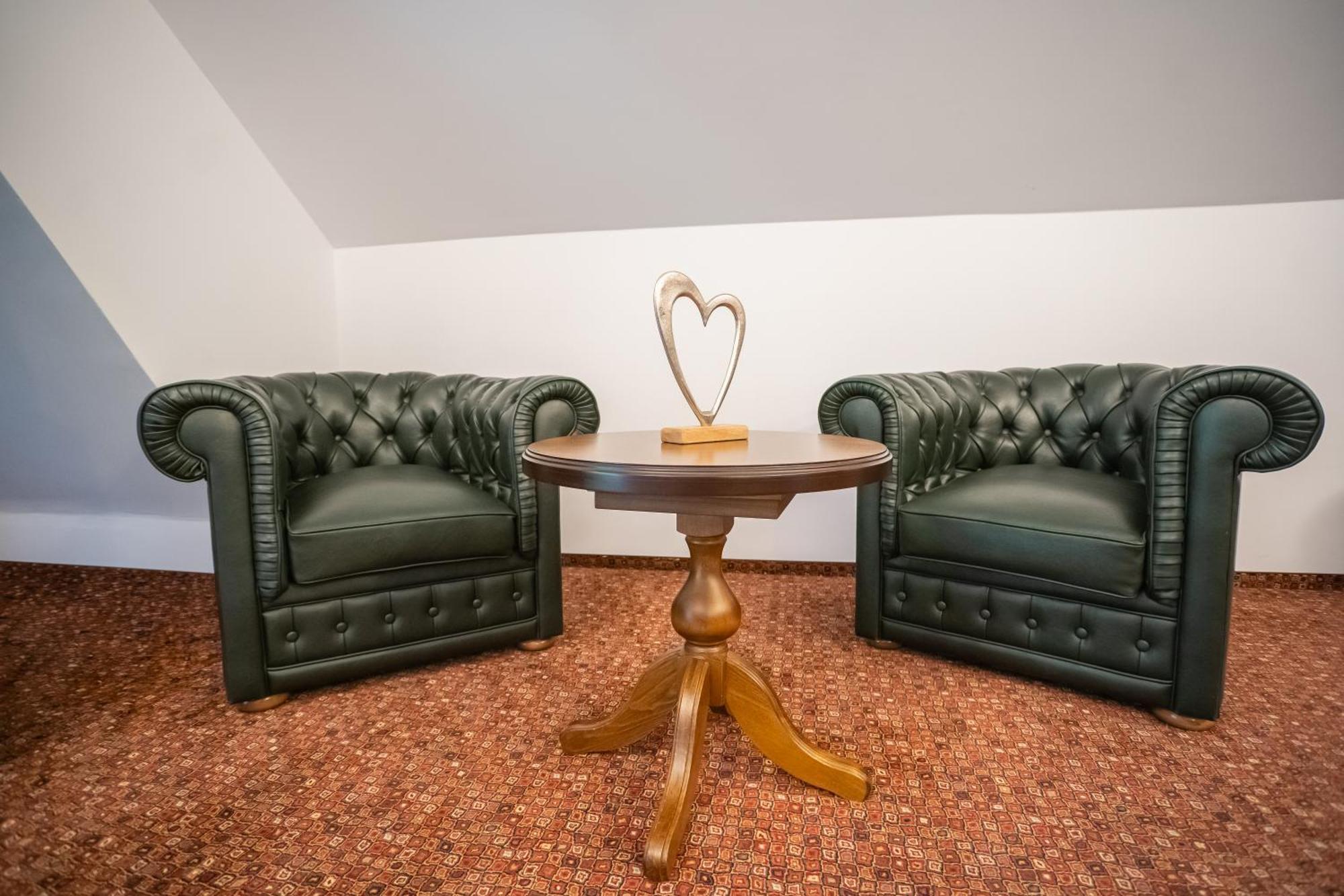 فيلا أوبوس سِنايا المظهر الخارجي الصورة A pair of leather armchairs