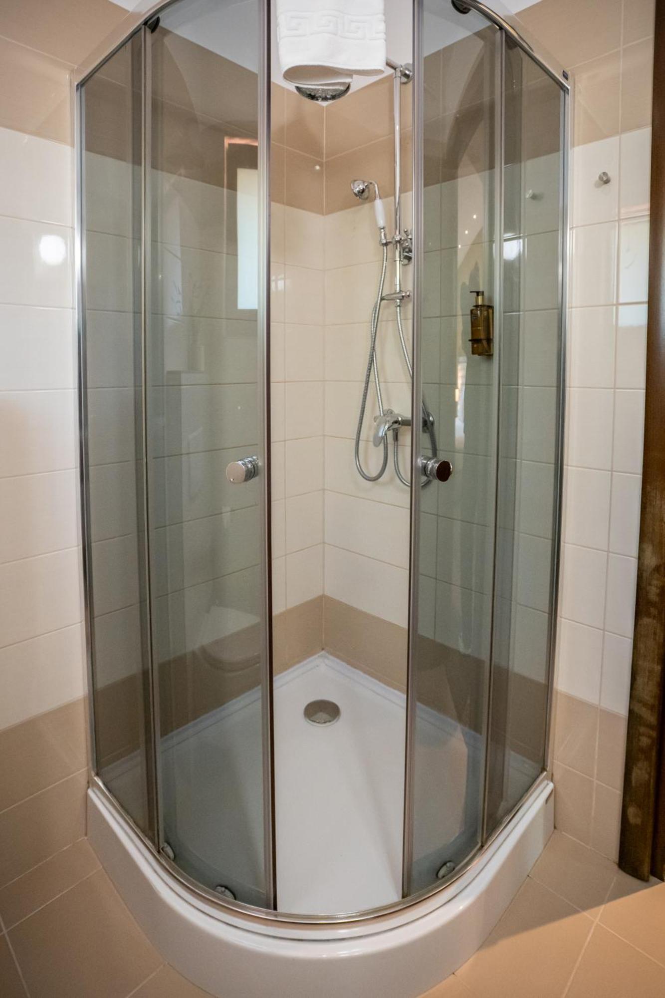 فيلا أوبوس سِنايا المظهر الخارجي الصورة A shower cubicle