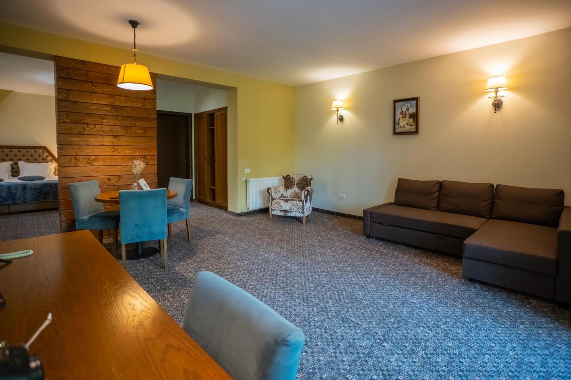 فيلا أوبوس سِنايا المظهر الخارجي الصورة A living room in a typical apartment