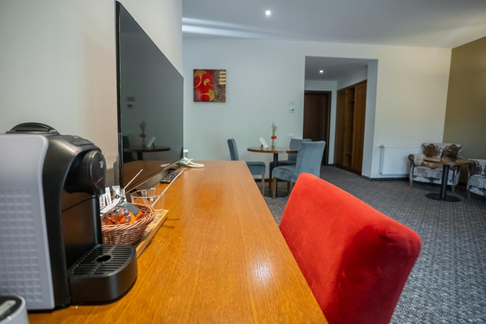 فيلا أوبوس سِنايا المظهر الخارجي الصورة A Nespresso machine in a hotel room