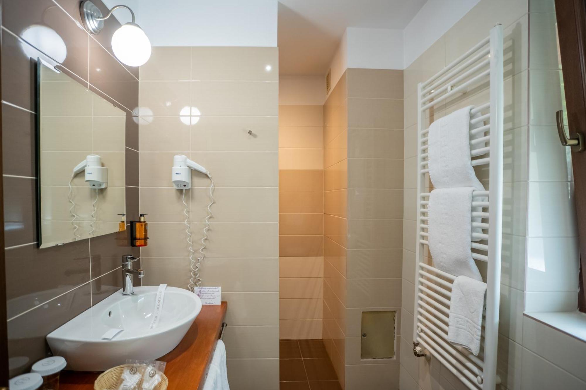 فيلا أوبوس سِنايا المظهر الخارجي الصورة A walk-in shower