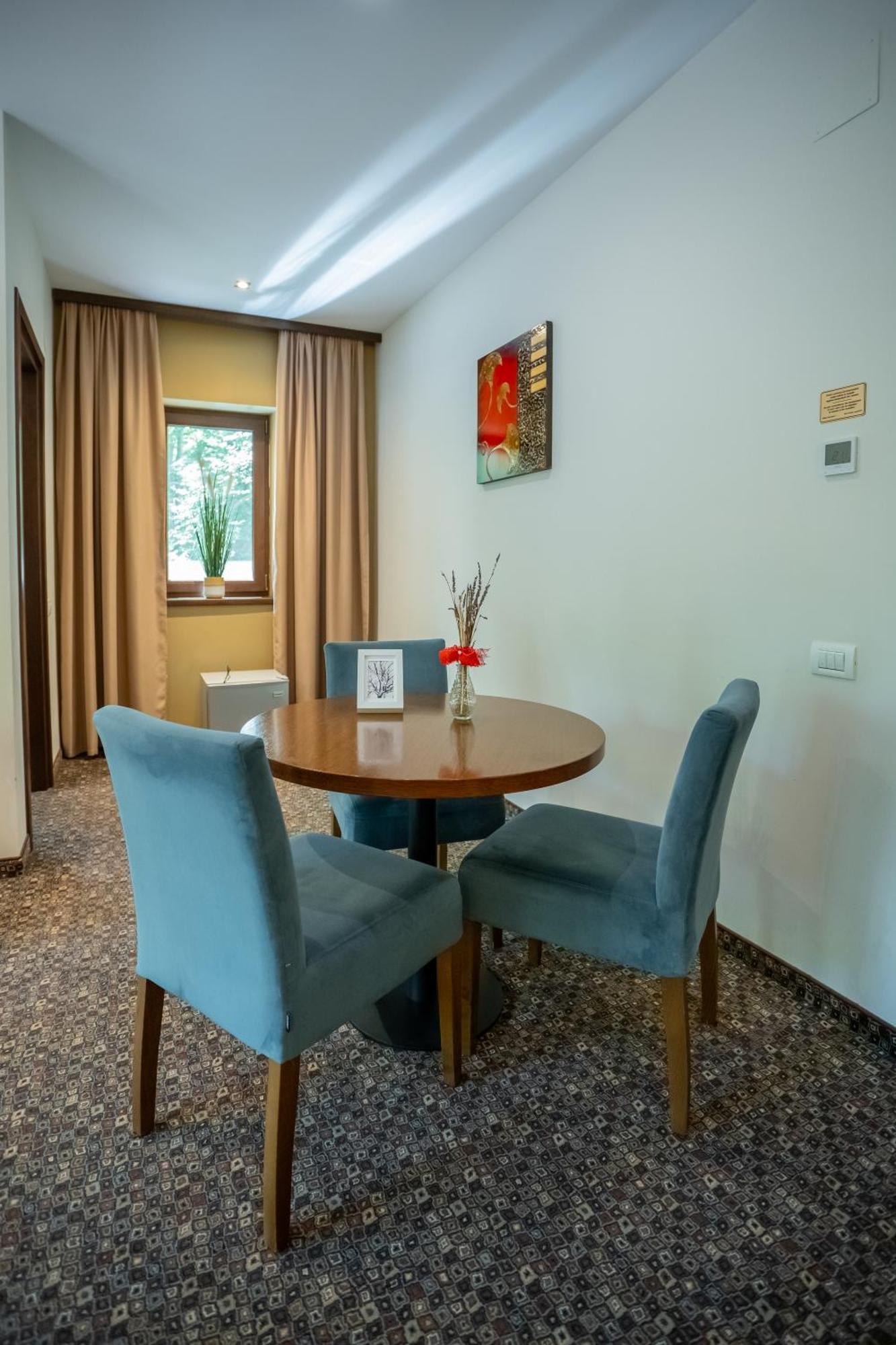 فيلا أوبوس سِنايا المظهر الخارجي الصورة A dining room