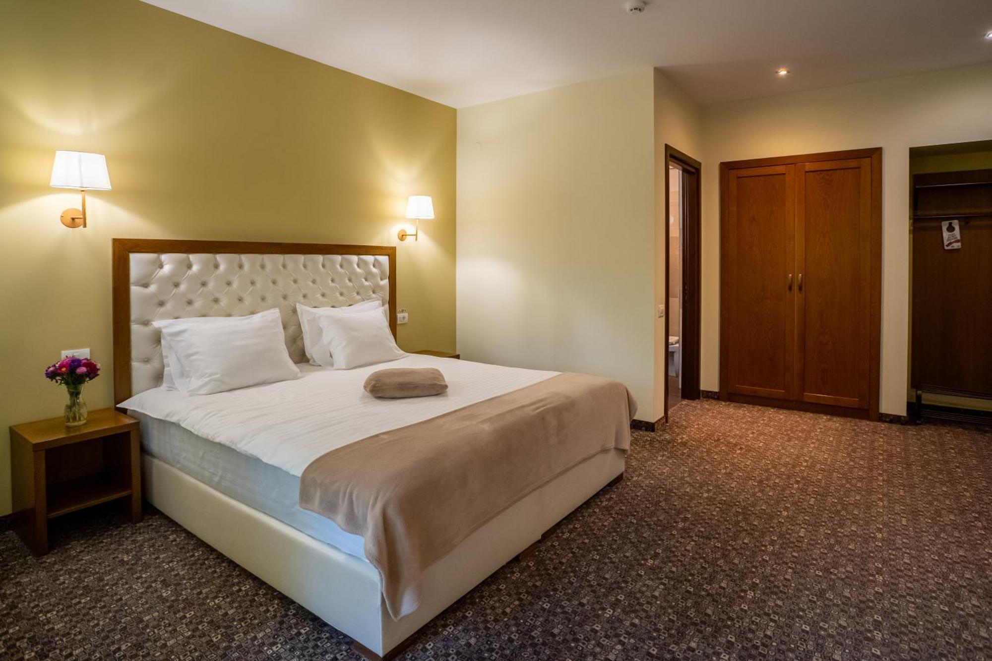فيلا أوبوس سِنايا المظهر الخارجي الصورة A bedroom in a hotel