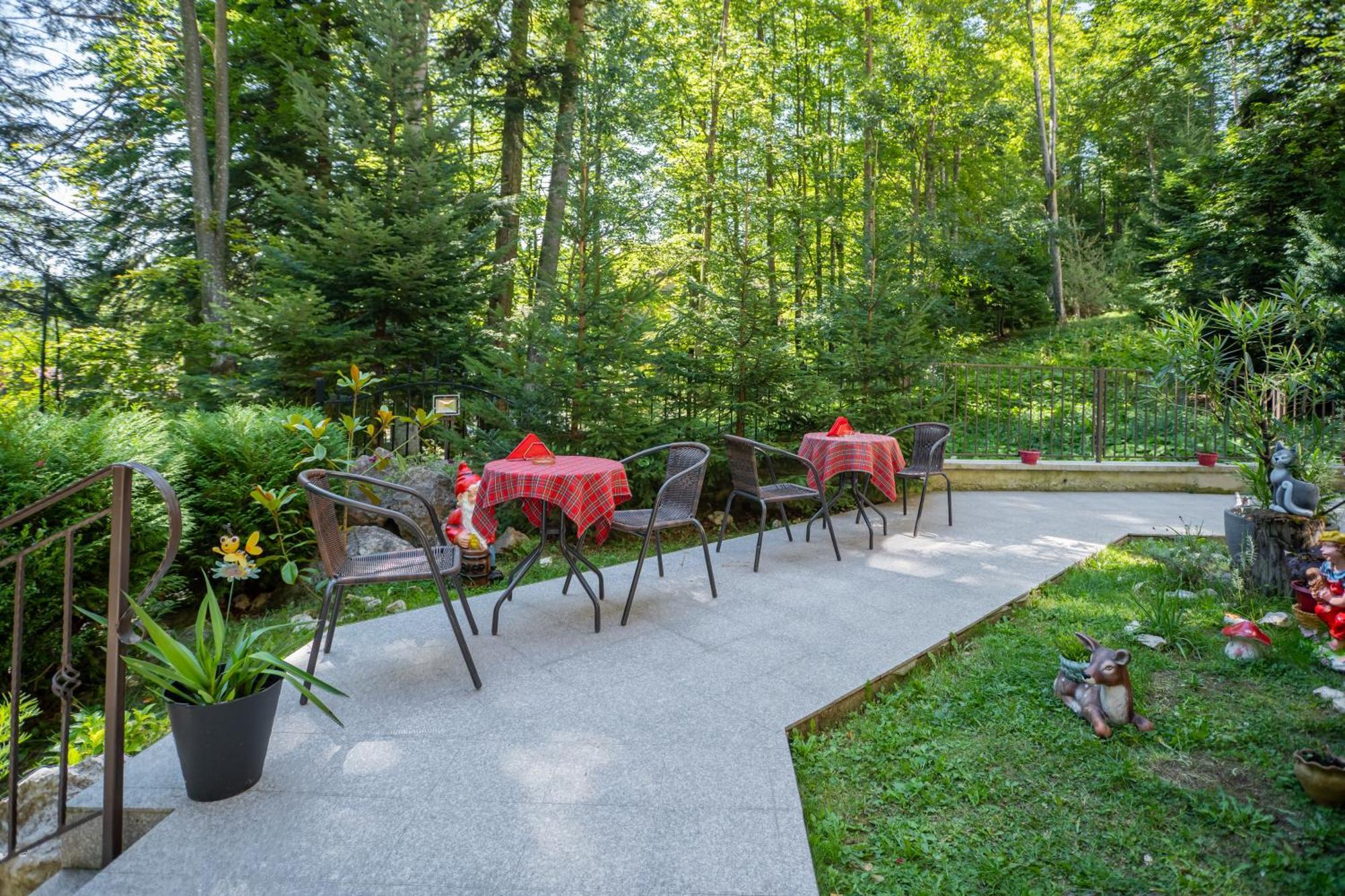 فيلا أوبوس سِنايا المظهر الخارجي الصورة The restaurant in the forest