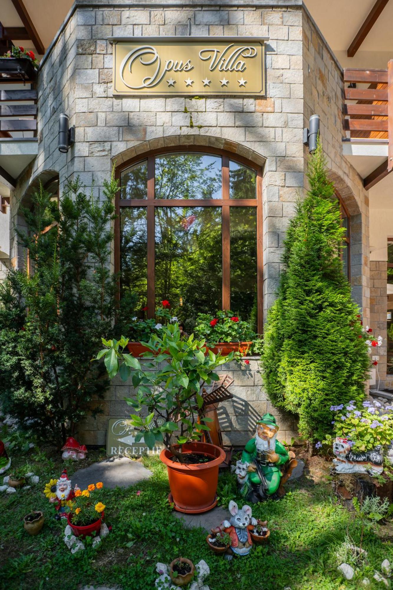 فيلا أوبوس سِنايا المظهر الخارجي الصورة The courtyard of the house